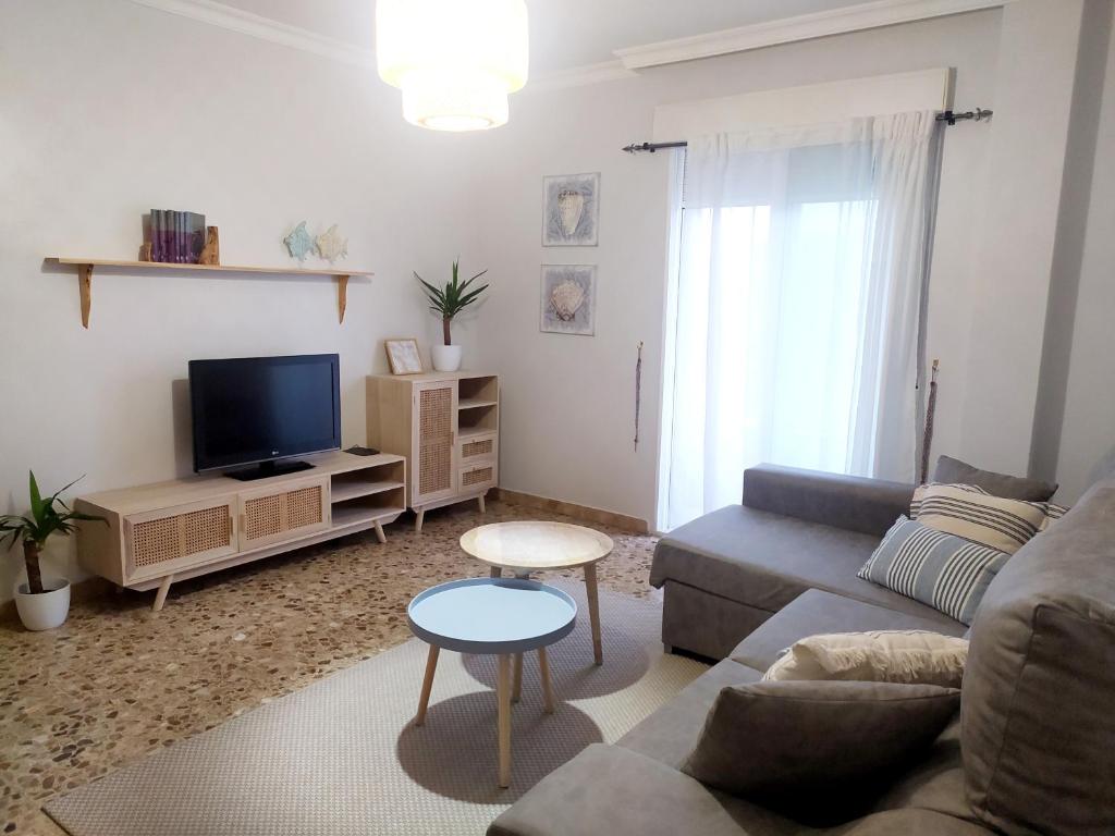 sala de estar con sofá y TV en Lourido playa, en Pontevedra