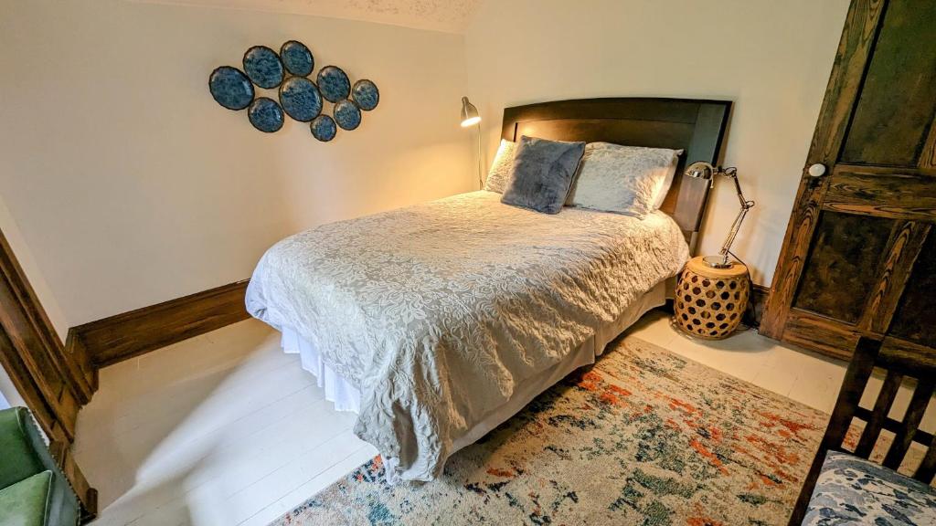 奧蘭治維爾的住宿－Blue China Room in a 150-Year-Old Victorian House，一间卧室配有一张带木制床头板的床