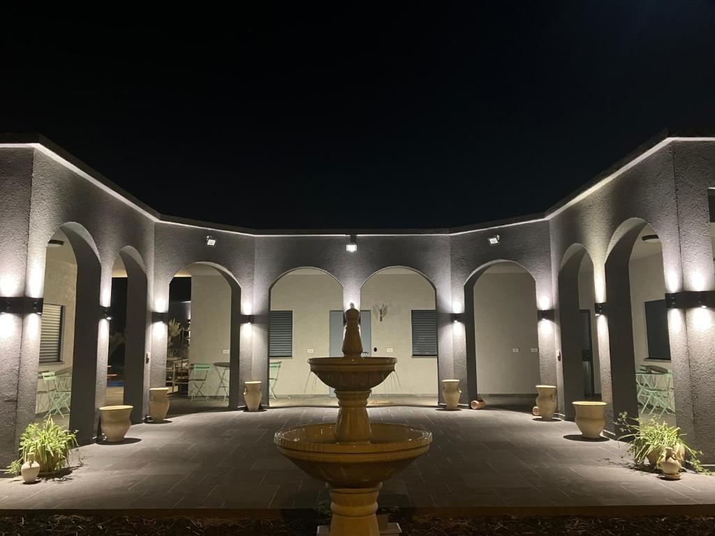 une grande cour avec une fontaine au milieu dans l'établissement בסנדלים: חאן בוטיק בגולן, à Ma'ale Gamla