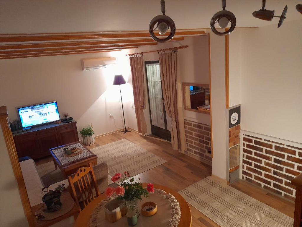 TV a/nebo společenská místnost v ubytování Bajka
