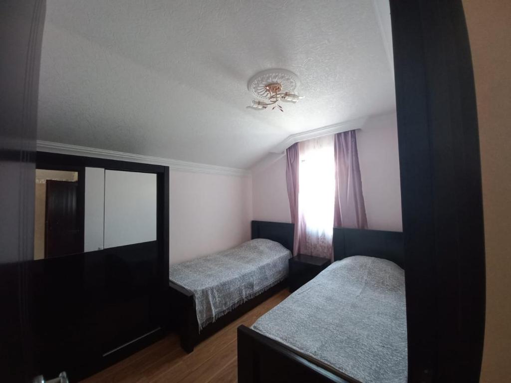 Postel nebo postele na pokoji v ubytování Alazani 2015