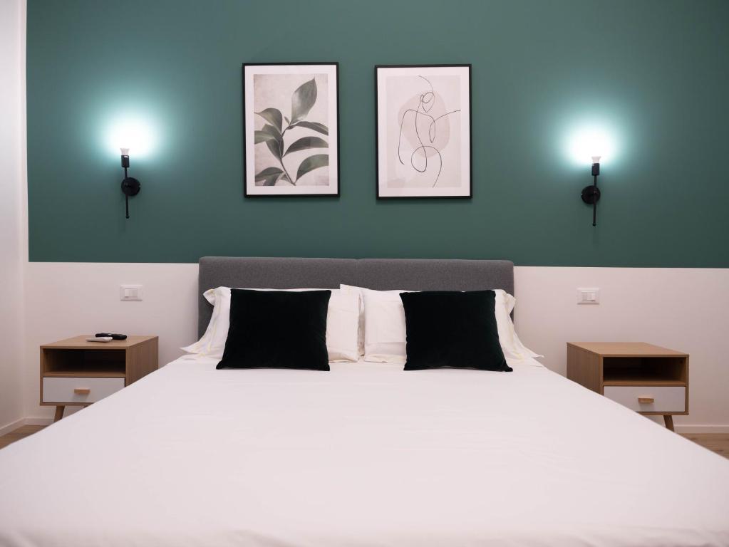 Postel nebo postele na pokoji v ubytování Moor Assarotti Suites - Genova City Center