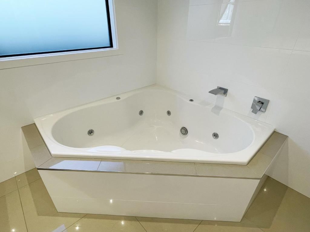 Modern,Spacious 5 bedroom house in north Hamilton - Resim 10