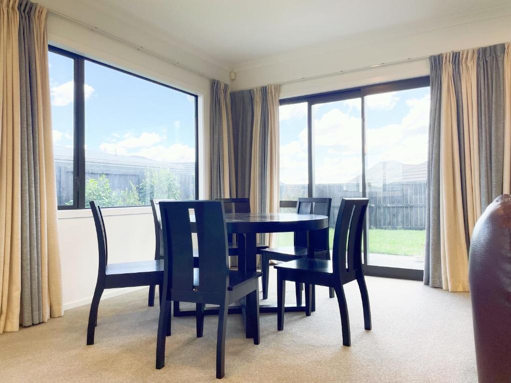 Modern,Spacious 5 bedroom house in north Hamilton - Resim 11