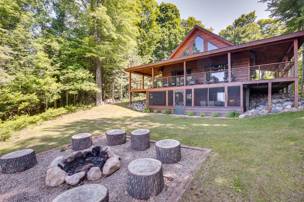 Lakefront Townsend Cabin with Fire Pit, Private Dock : امامه بيت فيه حفرة نار