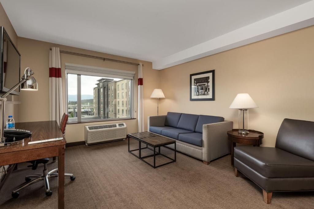 Four Points by Sheraton Kelowna Airport - 1 Schlafzimmer Deluxe Suite, 1 König, Sofa Bett