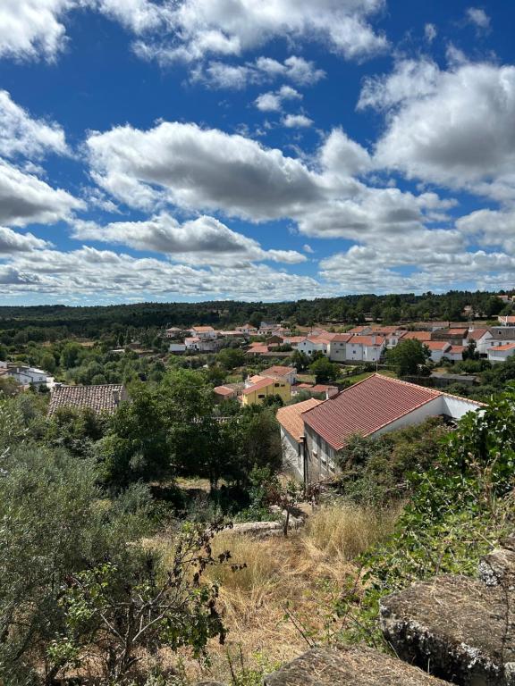 vistas a una ciudad desde una colina con casas en Casa da Vila - Vilar Maior, Sabugal, en Vilar Maior