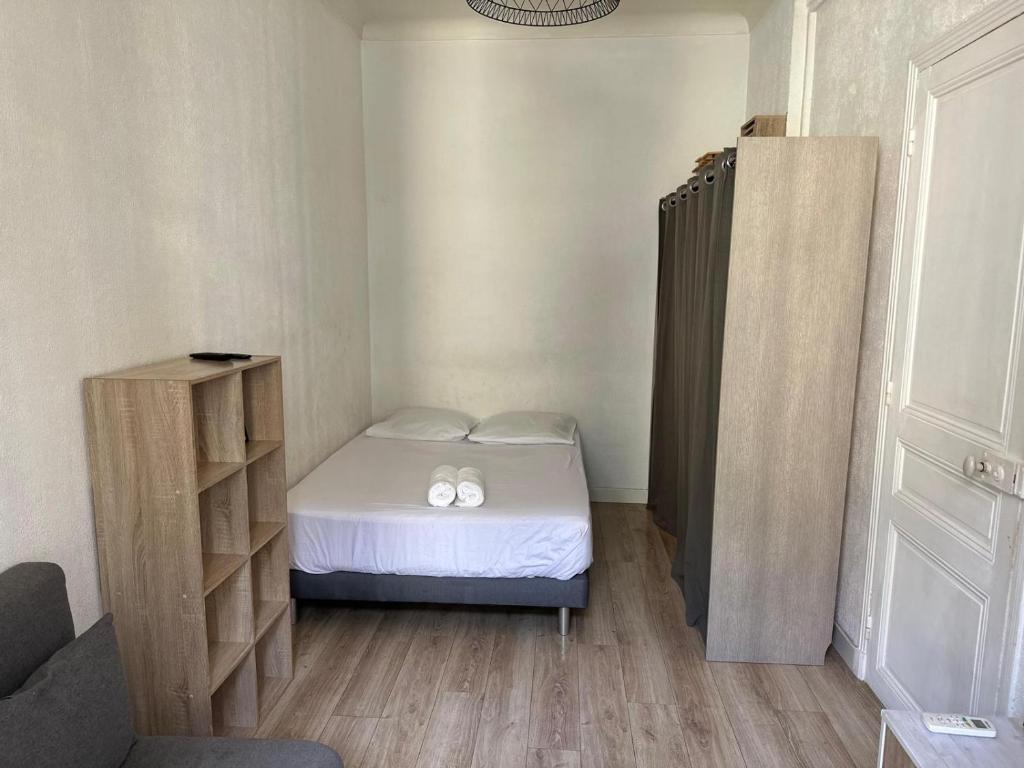 Habitación pequeña con cama y estante para libros en 600m port, tramway, clim, wifi en Niza