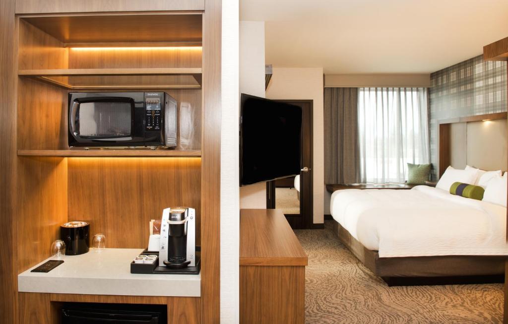TV a/nebo společenská místnost v ubytování SpringHill Suites by Marriott Bend