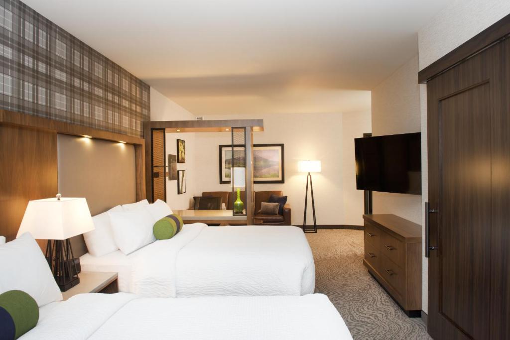 Postel nebo postele na pokoji v ubytování SpringHill Suites by Marriott Bend