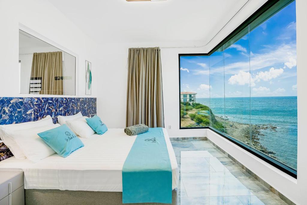 Koolbaaicondostmaarten by the sea -Adults Only-的一间带床的卧室，可欣赏海景