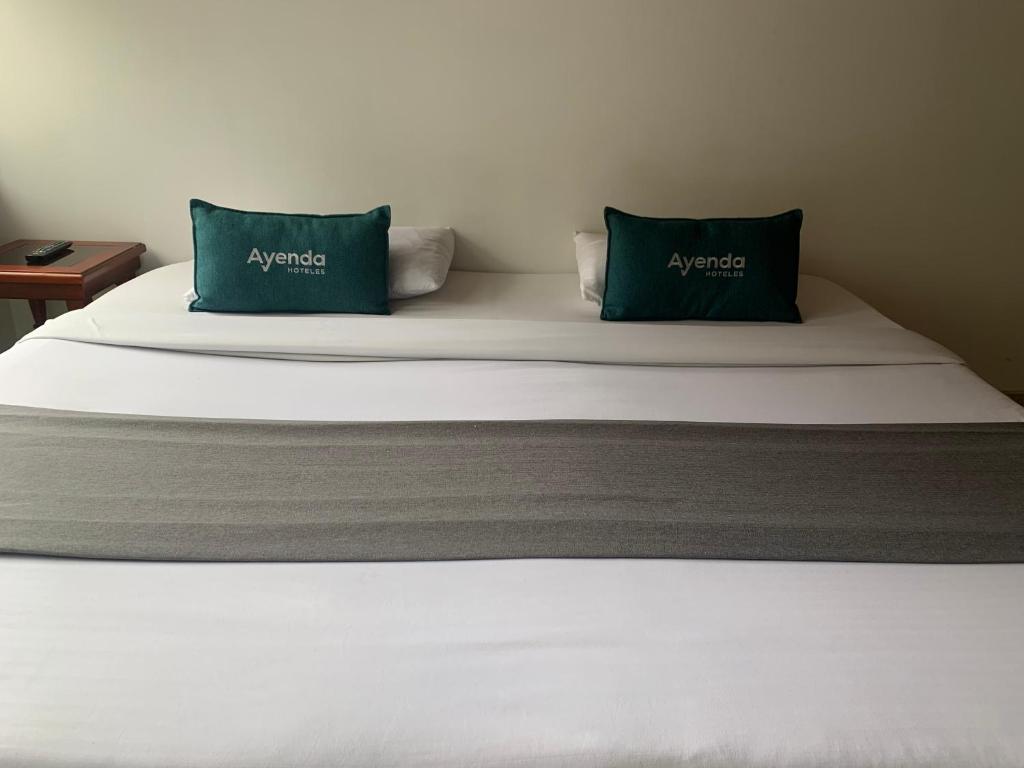 Postel nebo postele na pokoji v ubytování Hotel Quintas de Normandia