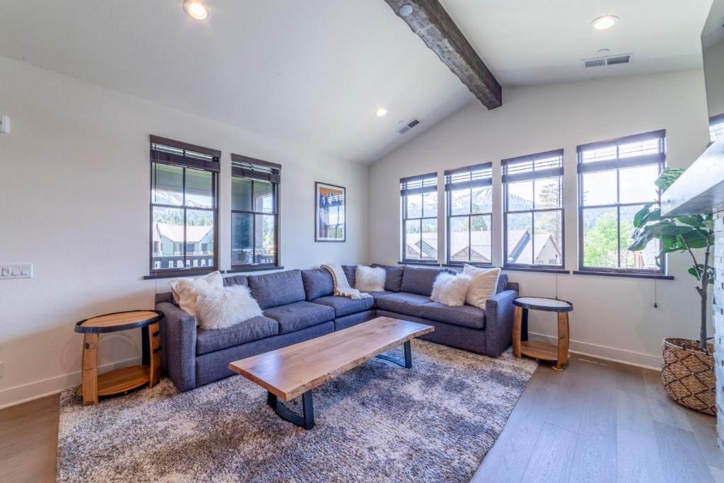 582 PetFriendly Luxury New Creekhouse Build with Stunning Views Spa, Mammoth Lakes Updated