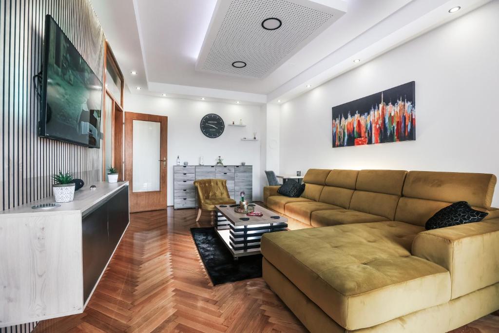 uma sala de estar com um sofá e uma mesa em Apartman STRONG em Slavonski Brod