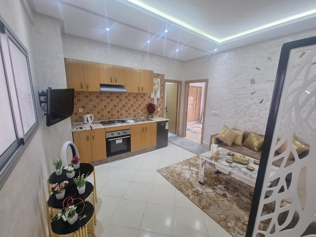 Il dispose d'une cuisine et d'un salon avec un canapé et une table. dans l'établissement Best Appertement in haut founty, à Agadir
