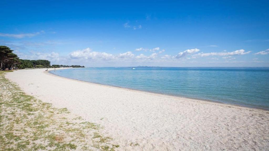 En strand vid eller i närheten av resorten