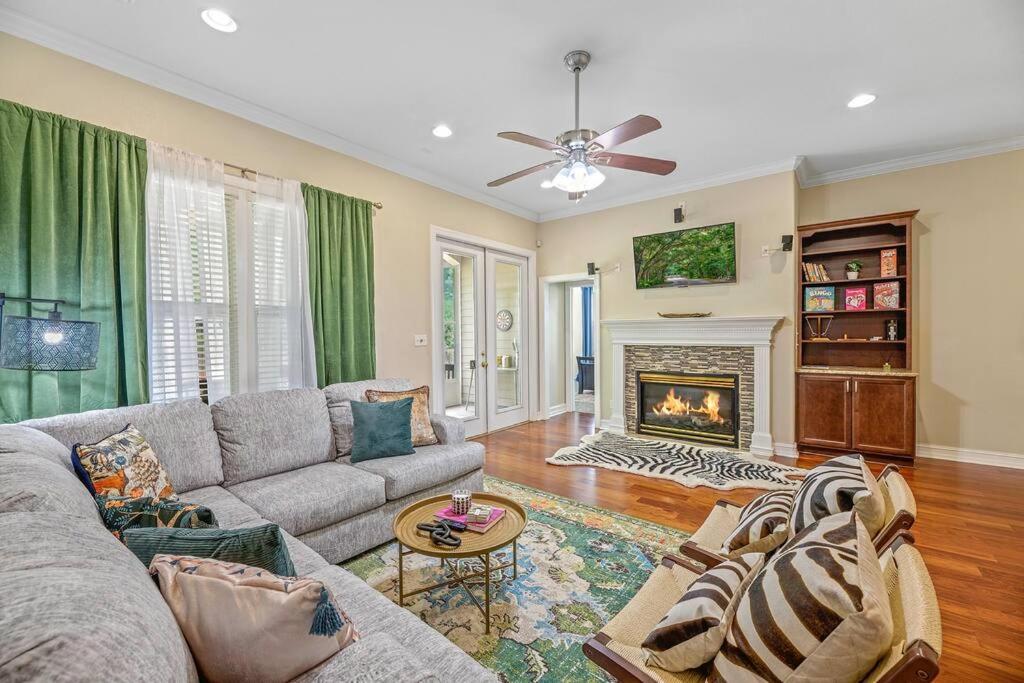 sala de estar con sofá y chimenea en Burnside Beauty 4BR Pingpong Patio en Tallahassee