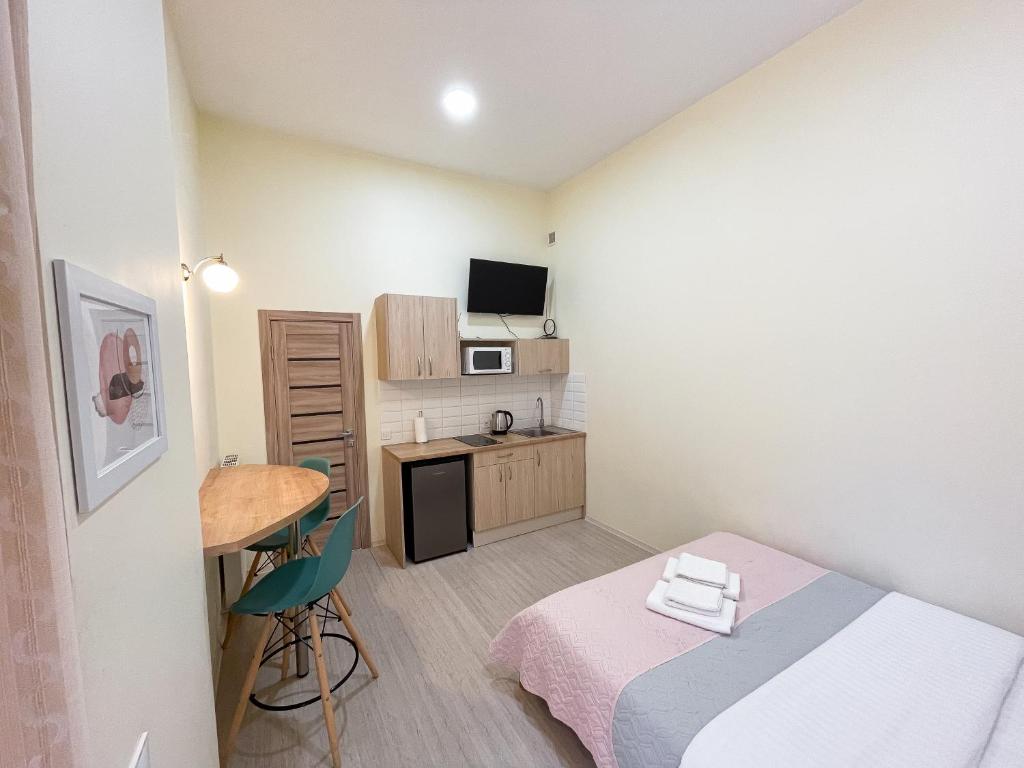 Cette petite chambre comprend un lit et une petite table. dans l'établissement Lviv Comfort І Затишний Львів, à Lviv