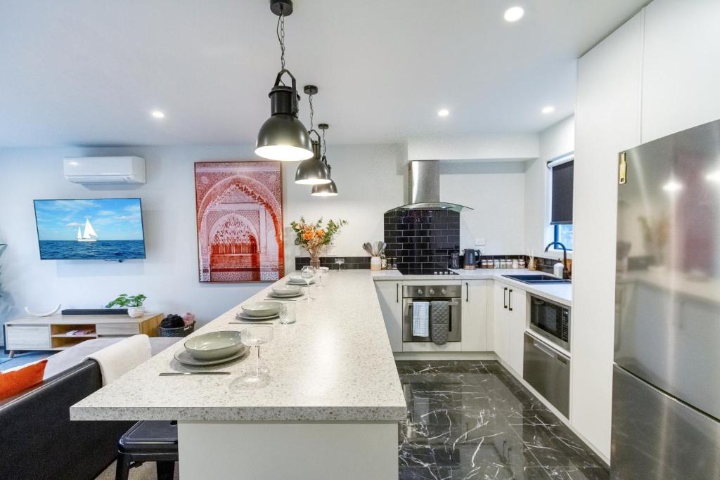 Downtown Delight 2 Bed 1 Bath - Single Garage