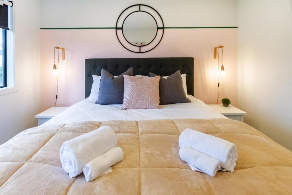 Downtown Delight 2 Bed 1 Bath - Single Garage - Resim 22