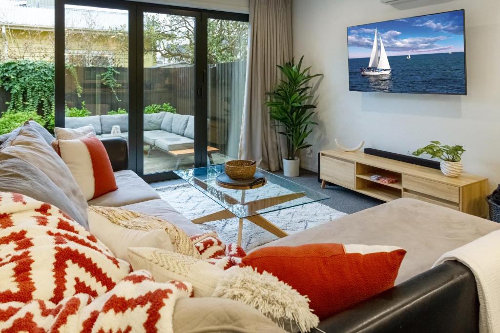 Downtown Delight 2 Bed 1 Bath - Single Garage - Resim 1