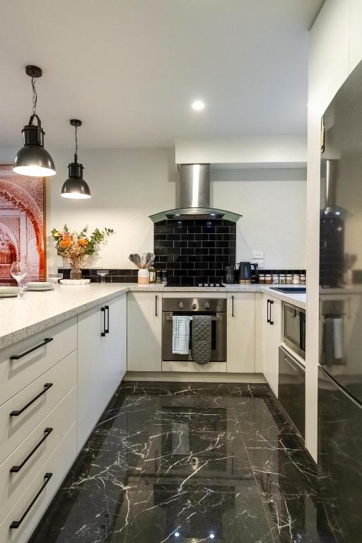 Downtown Delight 2 Bed 1 Bath - Single Garage - Resim 10