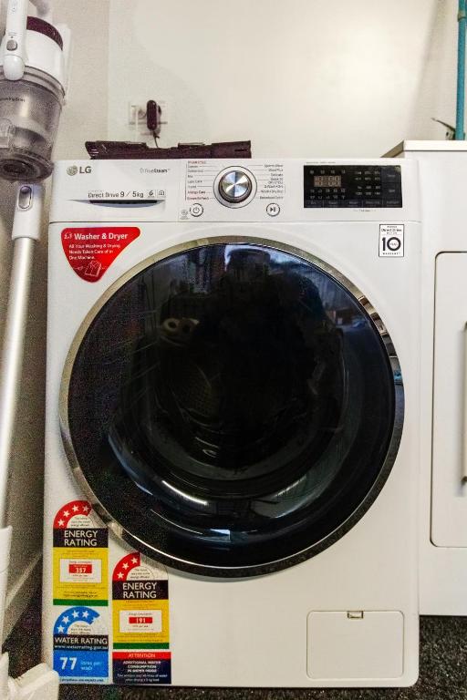 Downtown Delight 2 Bed 1 Bath - Single Garage - Resim 16