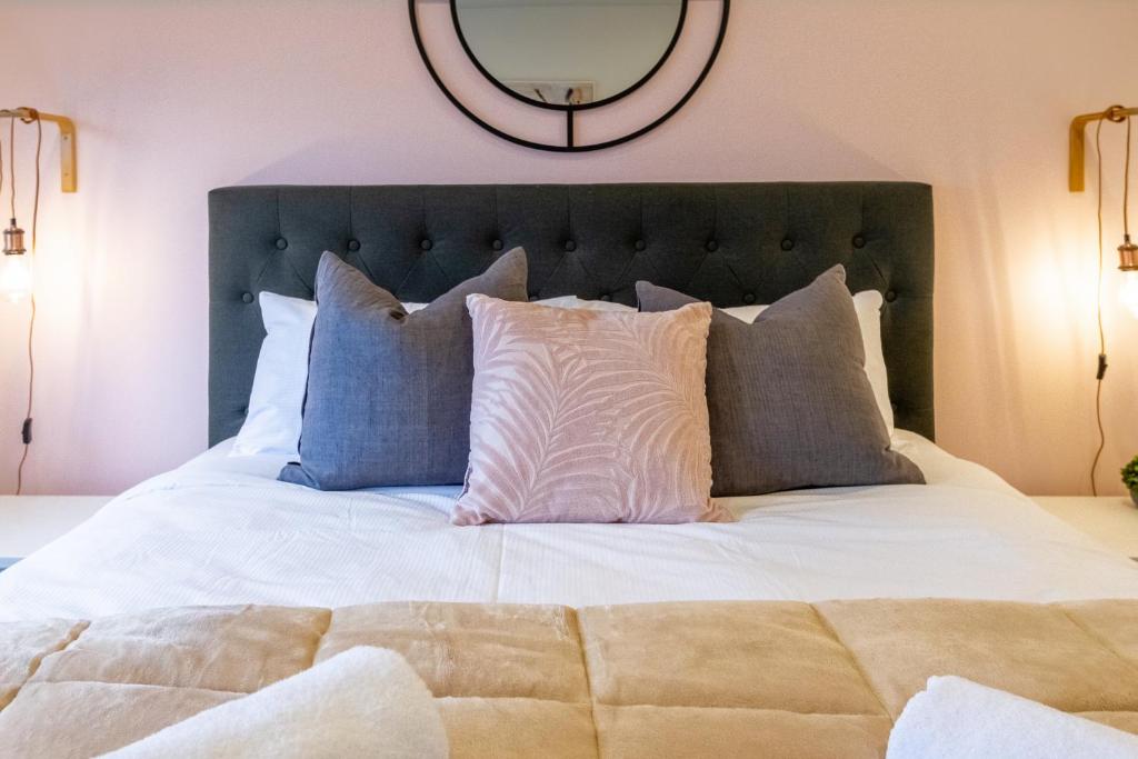 Downtown Delight 2 Bed 1 Bath - Single Garage - Resim 18