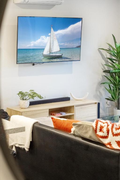 Downtown Delight 2 Bed 1 Bath - Single Garage - Resim 21