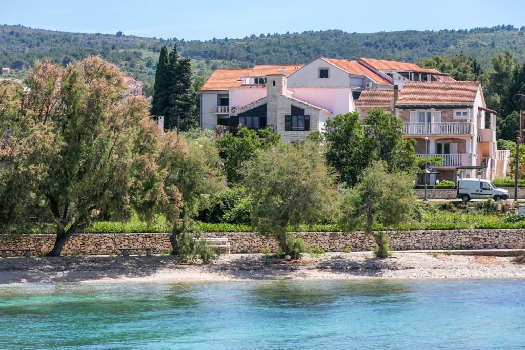 un groupe de maisons et d'arbres près d'une rivière dans l'établissement Apartment Mirca 732b, à Mirce