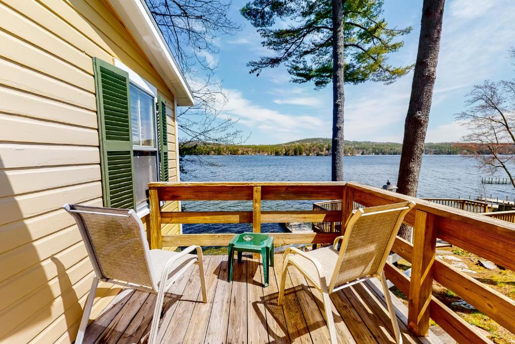 eine Terrasse mit zwei Stühlen und einem Tisch darauf in der Unterkunft King Birch Lake Home, Unit 10 in Alton