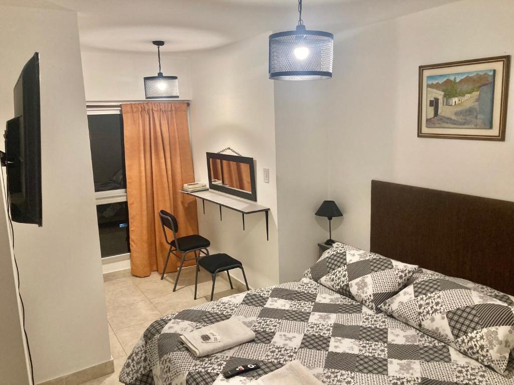 1 dormitorio con 1 cama, 1 silla y 1 ventana en A&B Apartment en Salta