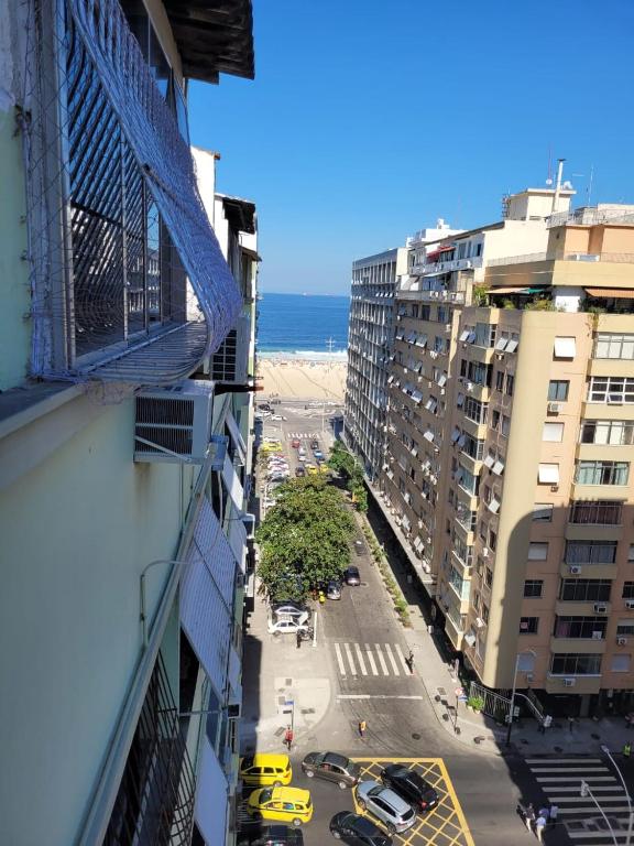Hotel Copacabana praia, a view of the beach from a building at Copacabana praia in Rio de Janeiro