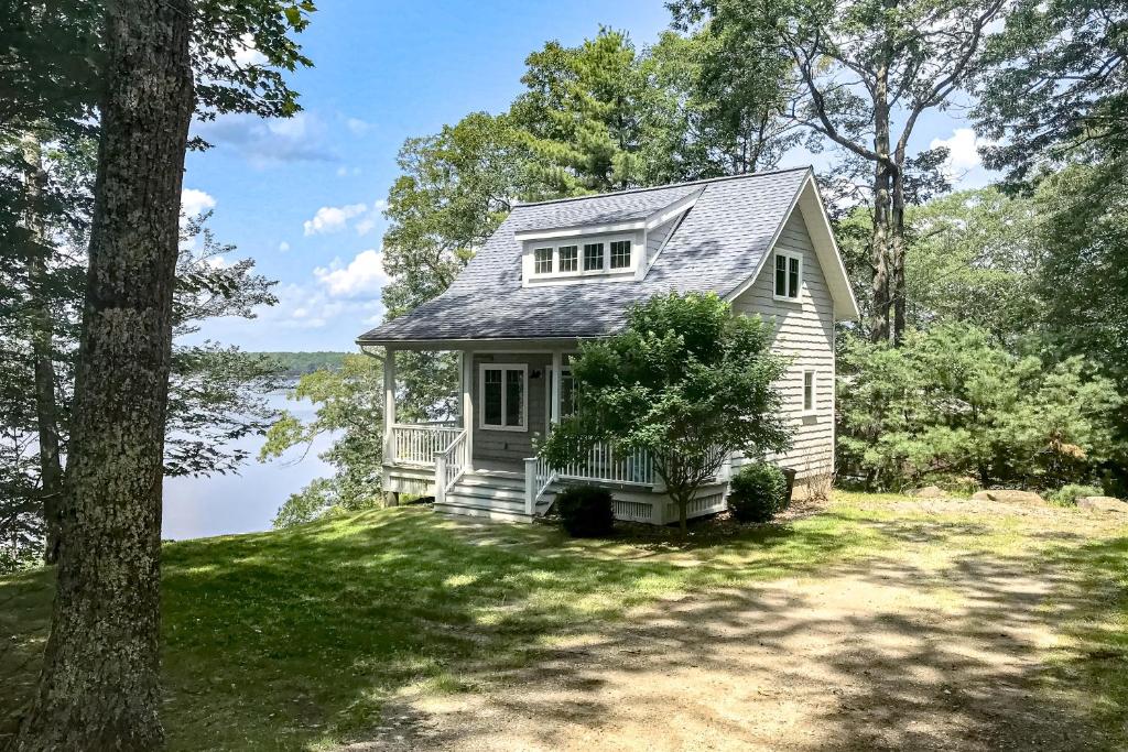 una casa a orillas de un lago en Periwinkle Cottage, en Westport