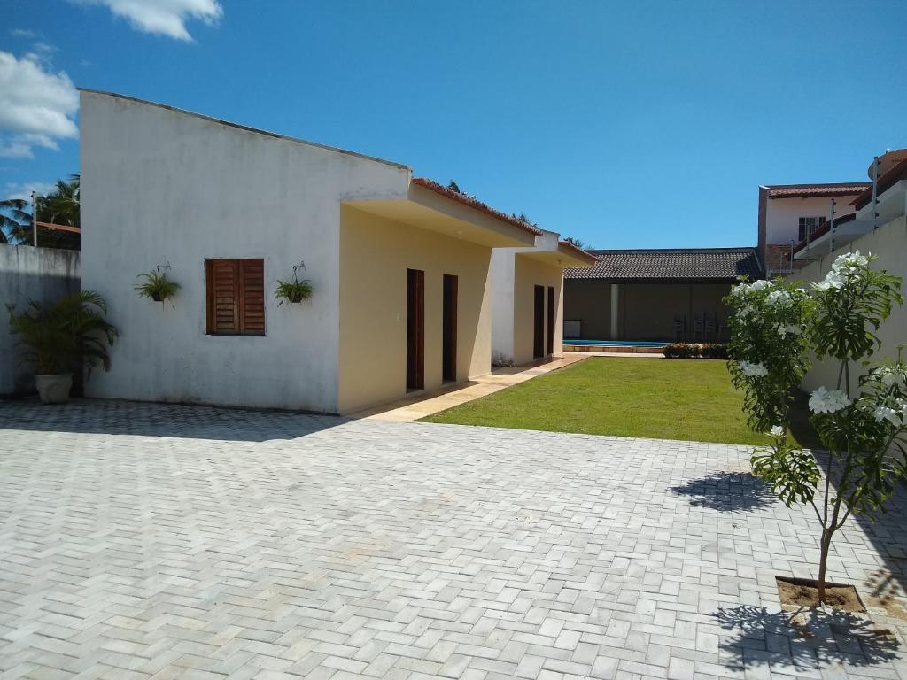 Casa blanca con patio y patio en Beach House, en Flecheiras