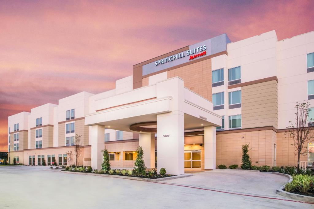 a renderización de un edificio de hotel en SpringHill Suites by Marriott Houston Westchase en Houston