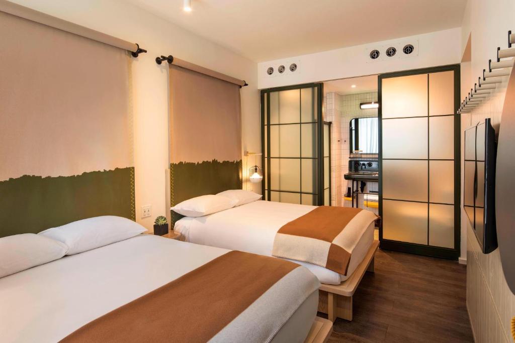 Postel nebo postele na pokoji v ubytování Moxy NYC Chelsea