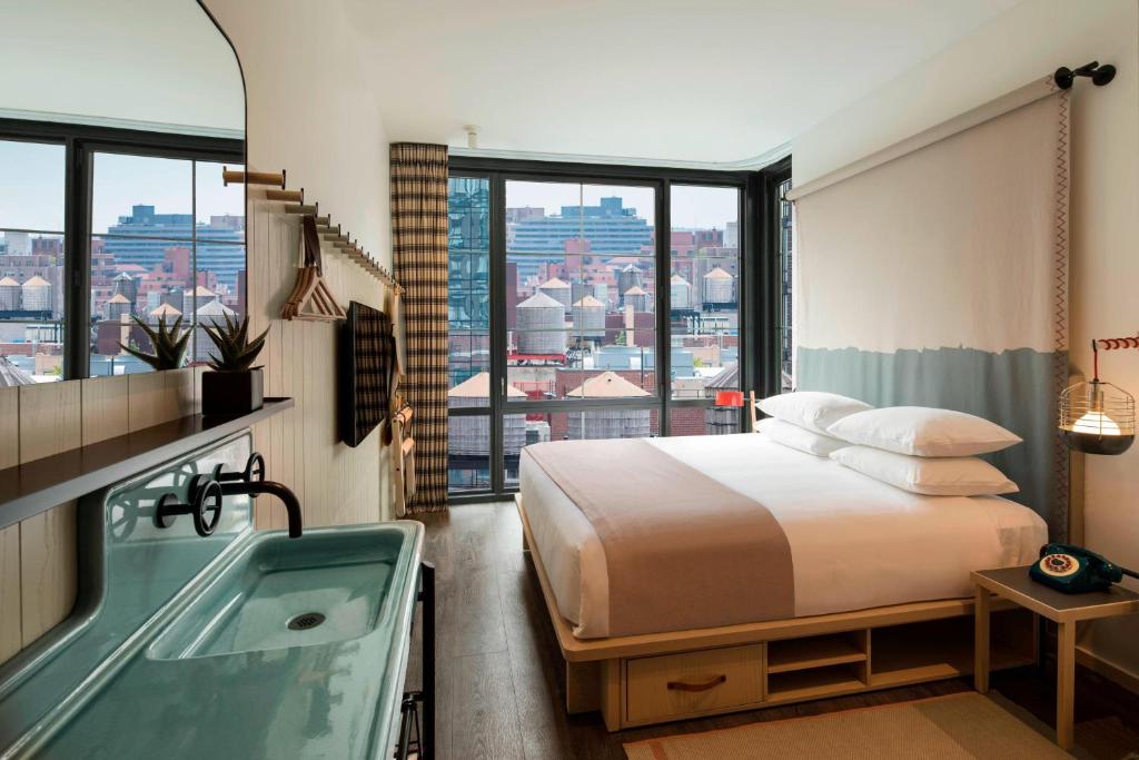 Postel nebo postele na pokoji v ubytování Moxy NYC Chelsea
