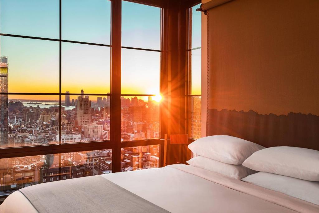 Postel nebo postele na pokoji v ubytování Moxy NYC Chelsea
