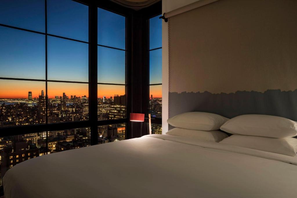 Postel nebo postele na pokoji v ubytování Moxy NYC Chelsea