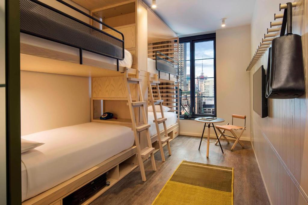 Postel nebo postele na pokoji v ubytování Moxy NYC Chelsea