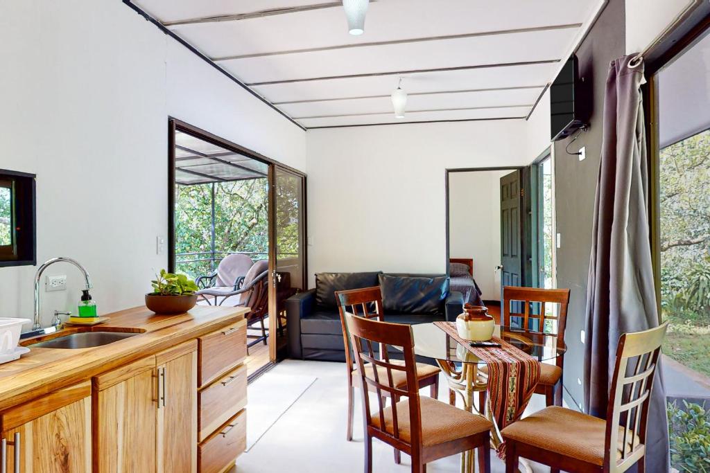 een keuken en eetkamer met een tafel en stoelen bij Aqua Tarrazu in Santa Cruz