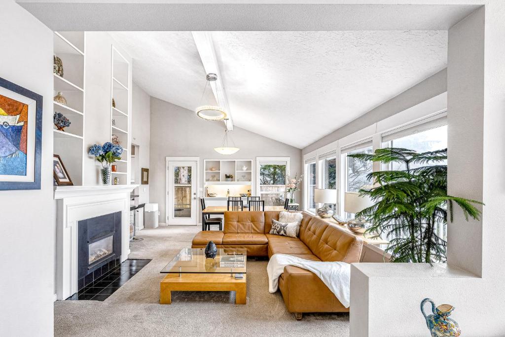 uma sala de estar com um sofá e uma lareira em Flat on 41st em Portland