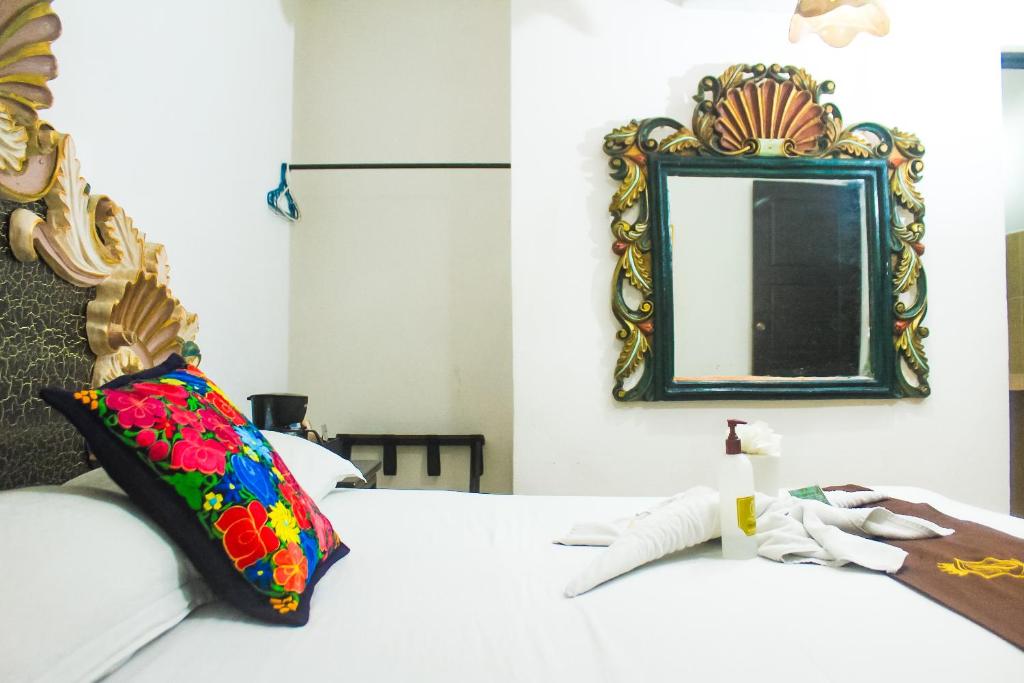 Postel nebo postele na pokoji v ubytování Palacio Canton Hotel - Valladolid