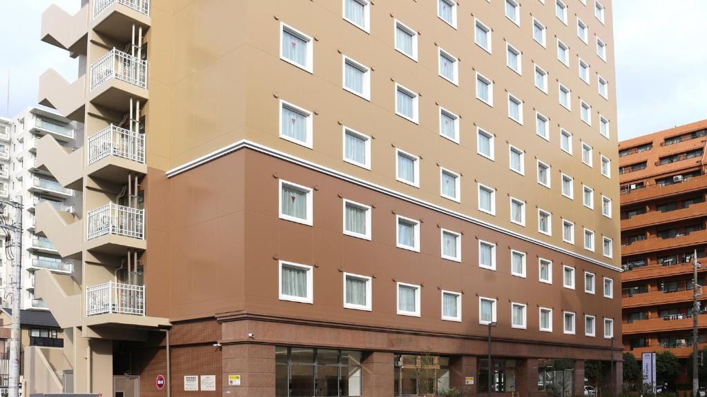 - une façade de bâtiment avec balcon dans l'établissement Toyoko Inn Kasukabe-eki Nishi-guchi, à Kasukabe
