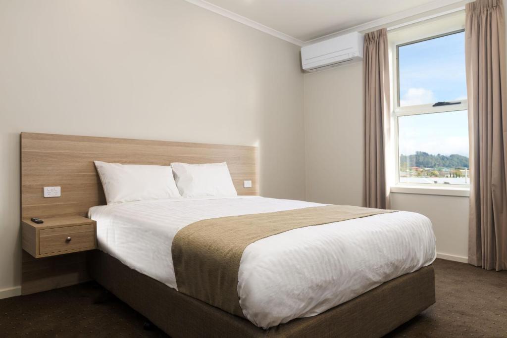 Postel nebo postele na pokoji v ubytování Somerset Hotel