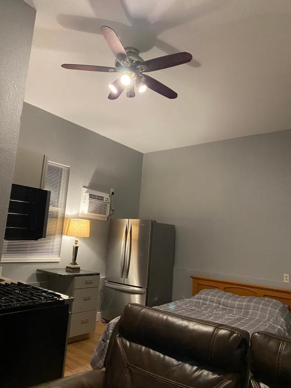 Televiisor ja/või meelelahutuskeskus majutusasutuses Studio near Garden of the Gods unit A - west studio