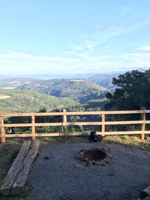 un chien couchant sur le sol à côté d'une clôture dans l'établissement Refúgio Linda Vista, à Canela