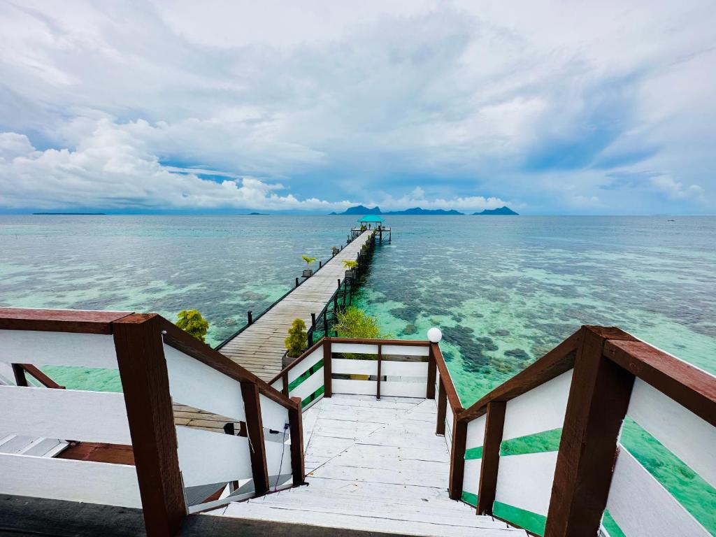 a view of the ocean from a pier at Maglami-lami Water House in Semporna