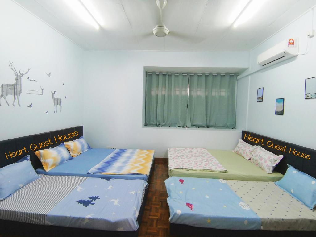 a room with two beds and a window at Heart Bentong Guest House 文冬心宿民宿 Bentong Homestay in Bentong